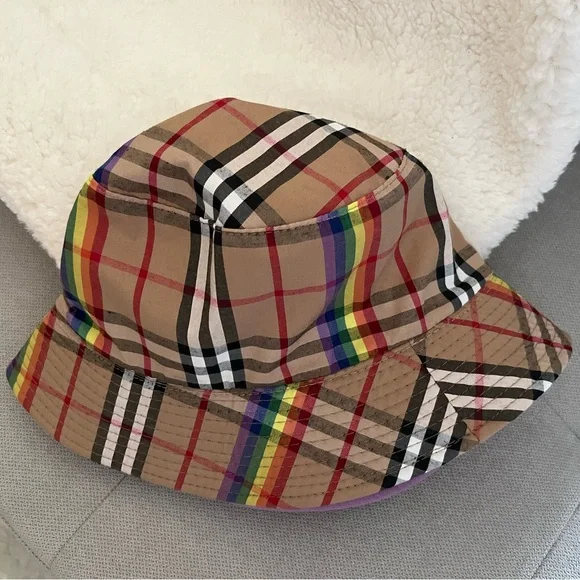 Burberry “Reversible” Bucket Hat - Picture 3 of 4